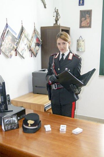 Il Carabiniere con la merce sequestrata
