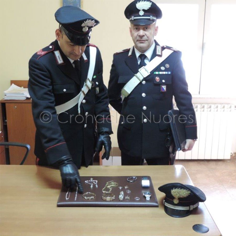 I Carabinieri con la refurtiva recuperata