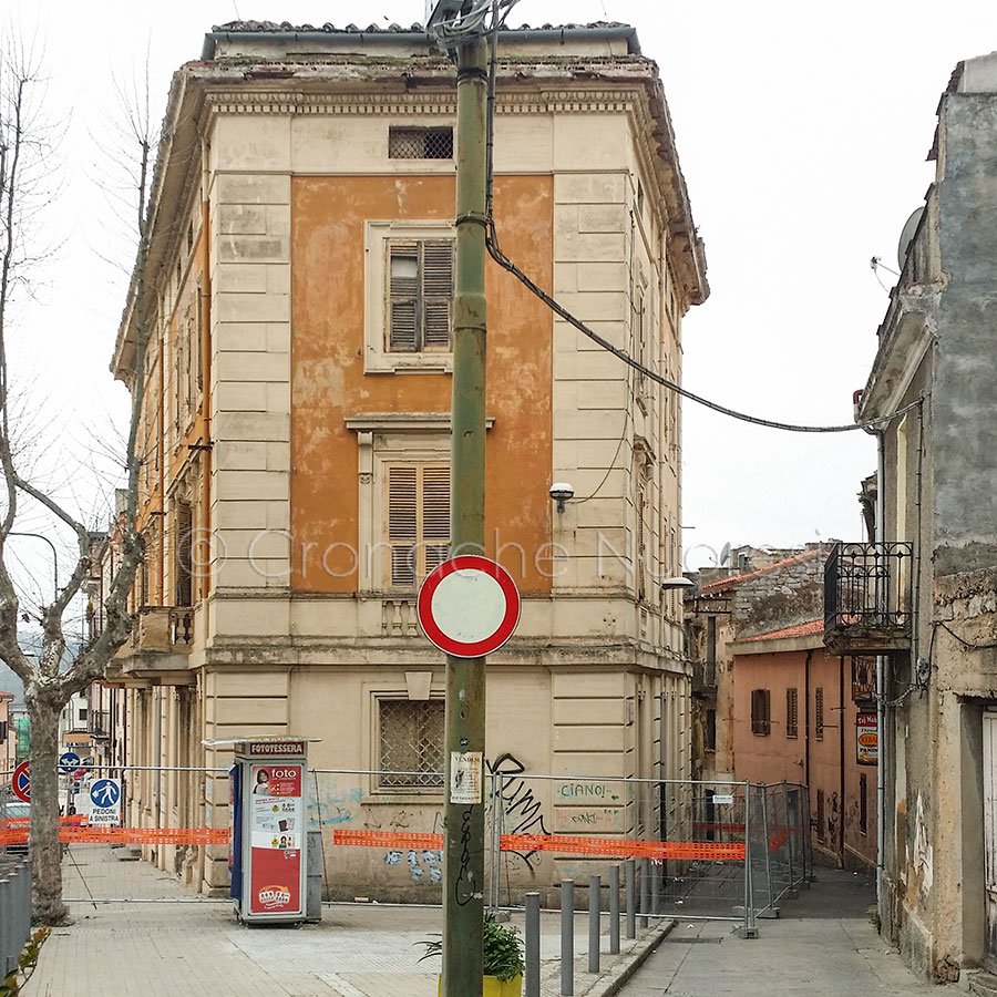 Nuoro, transenne alla Ex Banca d'Italia (foto S.Novellu)