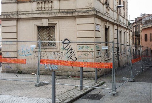 Nuoro, transenne alla Ex Banca d'Italia (foto Cronache Nuoresi)