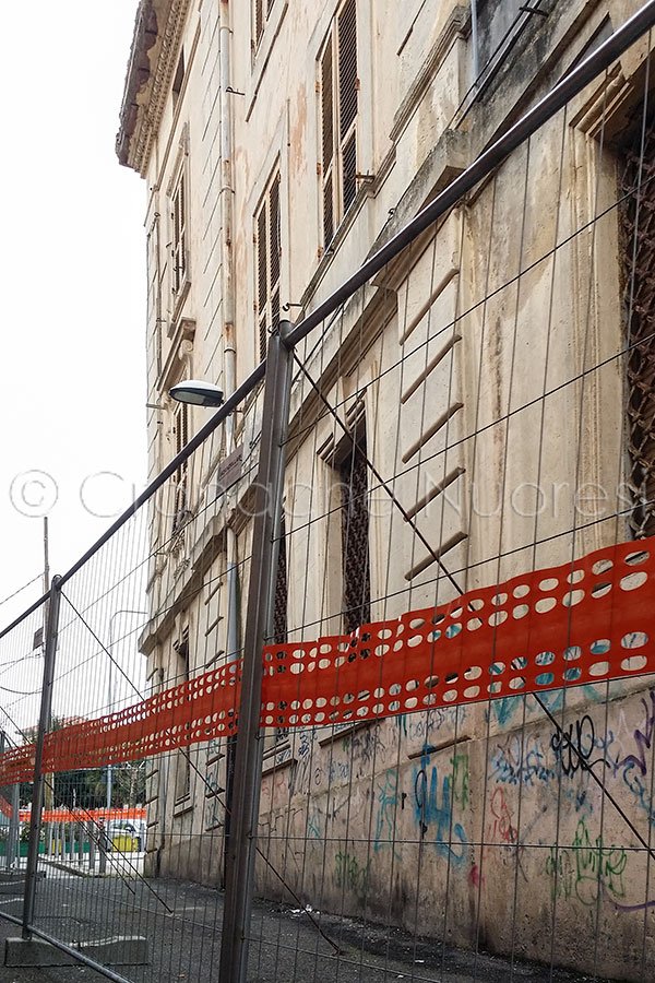 Nuoro, transenne alla Ex Banca d'Italia (foto Cronache Nuoresi)