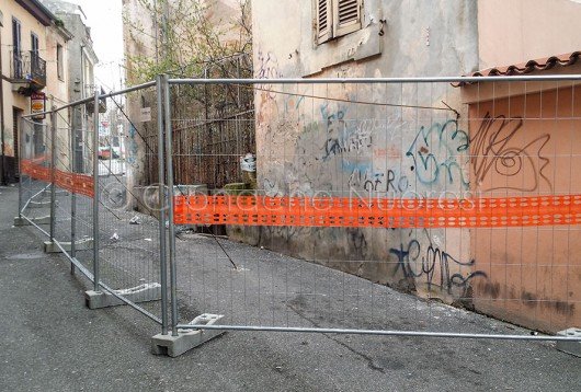 Nuoro, transenne alla Ex Banca d'Italia (foto Cronache Nuoresi)