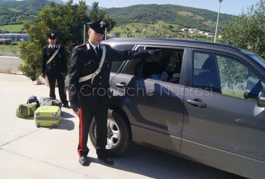 I Carabinieri con l'auto danneggiata dai ladri