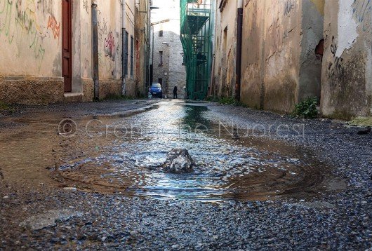 Nuoro, via Massimo D'Azeglio, perdita d'acqua (foto Cronache Nuoresi)