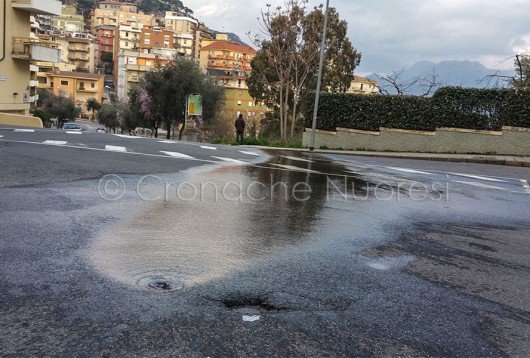 Nuoro, via Catte, perdita d'acqua (foto Cronache Nuoresi)