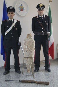  Carabinieri con l'Anfora rinvenuta