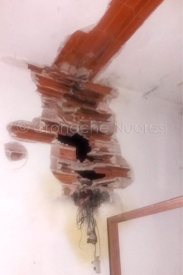 I danni provati dal fulmine sui muri del vano ascensore (foto Scisci)