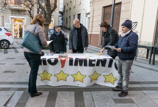 No Trivelle: banchetto 5Stelle per il referendum (foto S.Novellu)