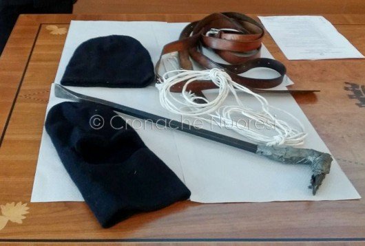 Una parte degli oggetti sequestrati ai tre rapinatori (foto Cronache Nuoresi)