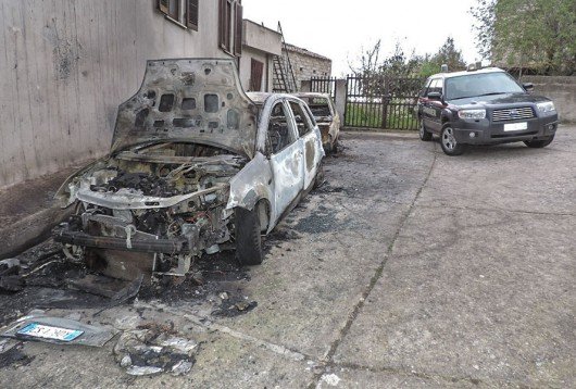 Le due auto date alle fiamme a Orotelli