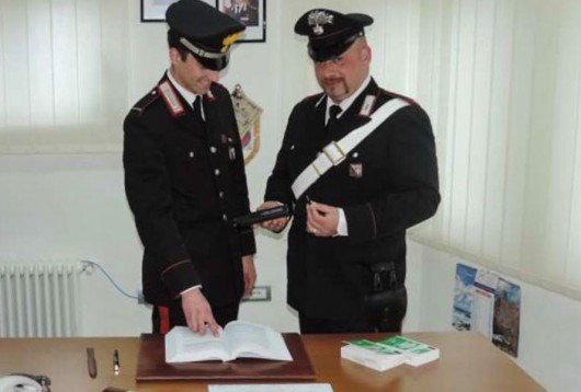I Carabinieri con lo storditore elettrico sequestrato