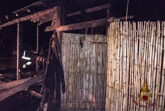 I resti del chiosco dato alle fiamme nella notte a Girasole