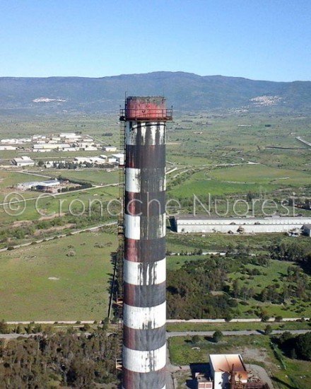 Ottana, operai protestano a 180 metri d'altezza contro la messa in cassa integrazione