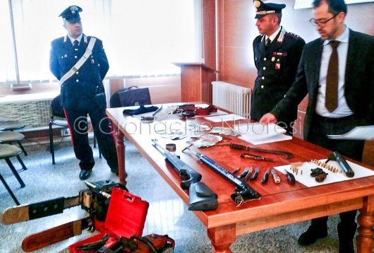 I Carabinieri con le armi e la refurtiva recuperata (foto Cronache Nuoresi)
