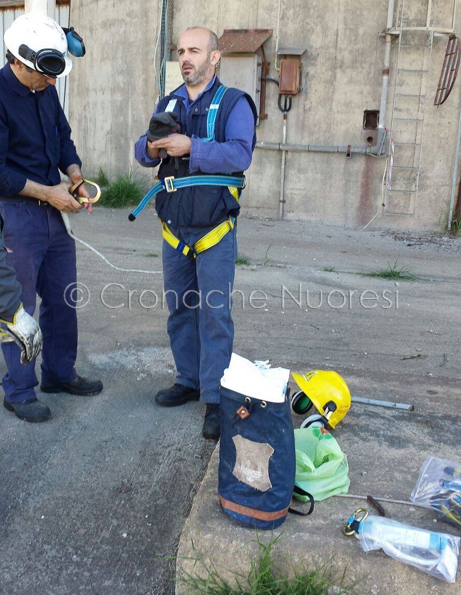Ottana. L'operaio si prepara a salire sulla ciminiera per protesta (foto Cronache Nuoresi)