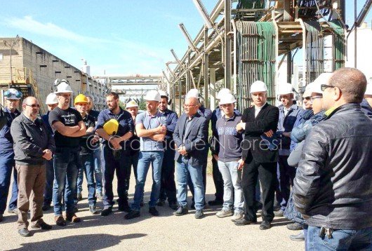 Ottana. L'incontro prima di salire sulla ciminiera per protesta (foto Cronache Nuoresi)