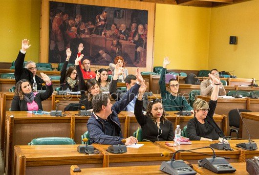 Il momento del voto in Consiglio comunale (foto S.Novellu)