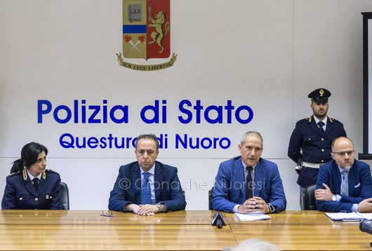 La conferenza stampa in Questura sugli arresti per i maltrattamenti (foto Cronache Nuoresi)