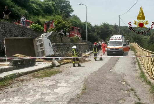 L'autocarro dopo l'incidente (foto VdF)
