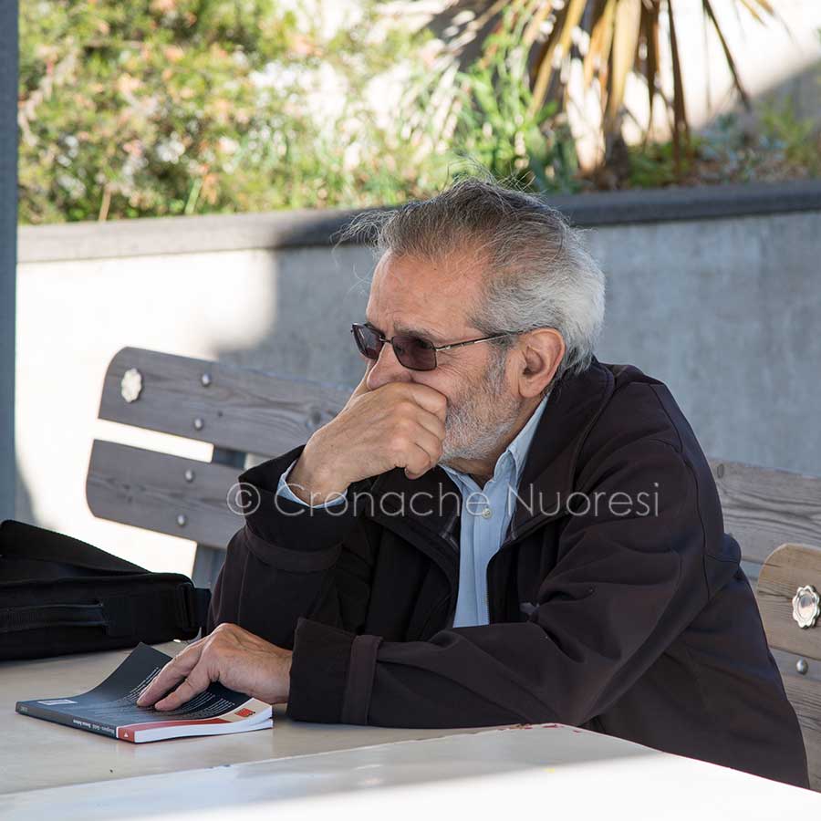 L'antropologo Giulio Angioni alla Fiera del libro di Macomer (foto-S.Novellu)