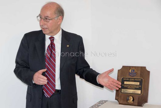 Bastiano Rosas introduce il riconoscimento a Don Mariani (foto S.Novellu)