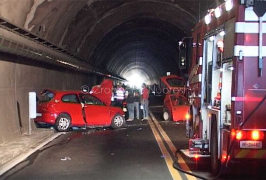 Una delle auto coinvolte nell'incidente (foto Cronache Nuoresi)