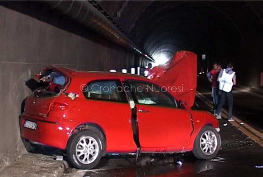 Una delle auto coinvolte nell'incidente (foto Cronache Nuoresi)