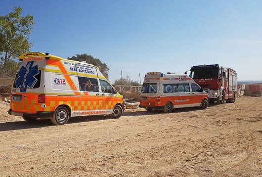 Orosei. Il 118 nella cava dove è avvenuto l'incidente sul lavoro (foto Cronache Nuoresi)