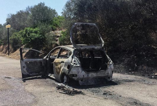 L'auto dei due turisti subito dopo l'incendio (foto VdF)