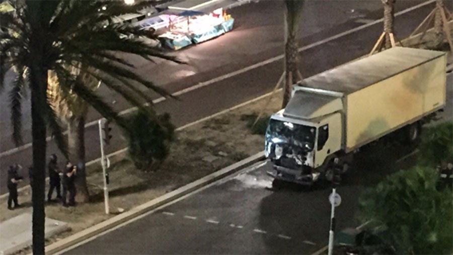 Il camion dopo l'attentato di Nizza