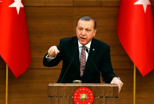 Il premier Erdogan invita i cittadini a scendere in piazza