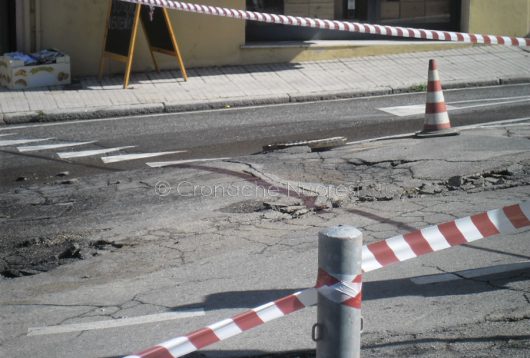 Nuoro, la voragine generata dal cedimento della condotta idrica