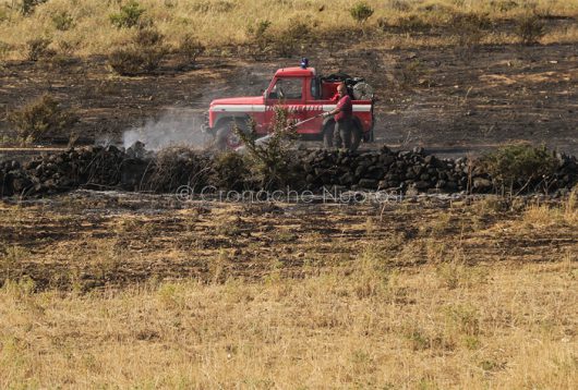 Vigile del fuoco alle prese con un incendio (foto S.Novellu)