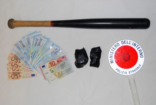 I contanti e la mazza da baseball sequestrati