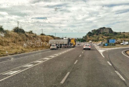 La scena dello scampato incidente sulla 131 (foto Cronache Nuoresi)