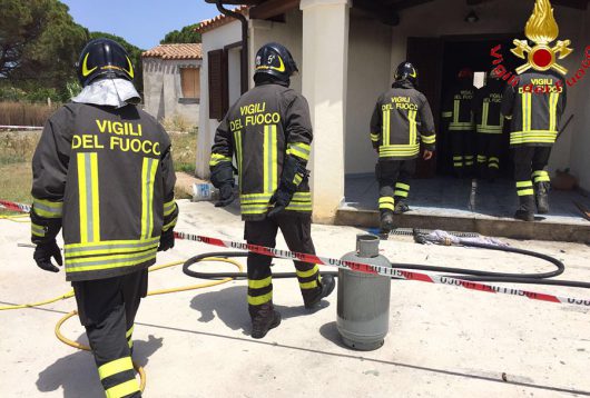 L'intervento dei Vigili del fuoco poco dopo l'esplosione della bombola a Tortolì