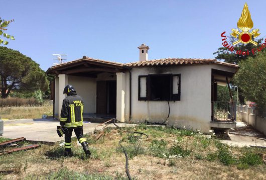 L'intervento dei Vigili del fuoco poco dopo l'esplosione della bombola a Tortolì