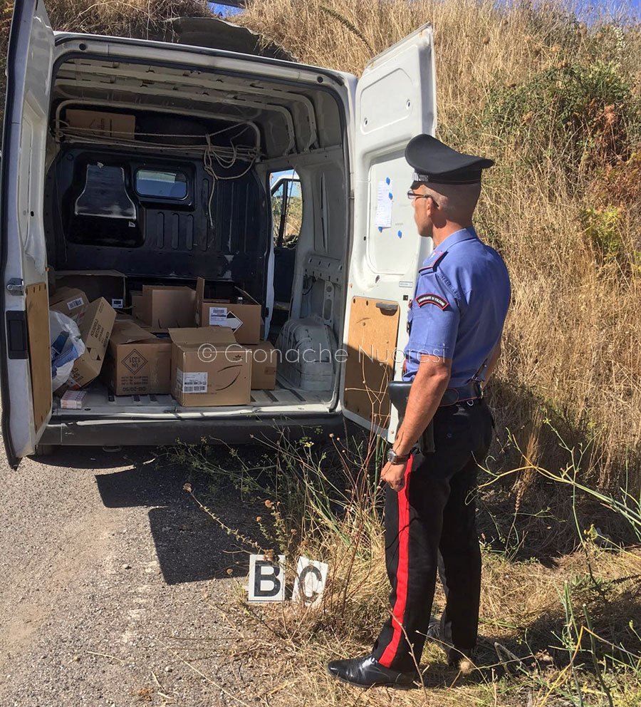 I Carabinieri nei pressi del furgone rapinato