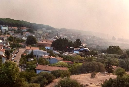 Le fiamme alle porte di Scano (foto F.Cadau)
