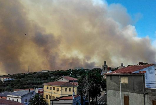 Le fiamme alle porte di Scano (foto D.Delogu)