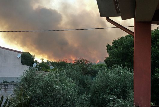 Le fiamme alle porte di Sennariolo (foto V.Masala)