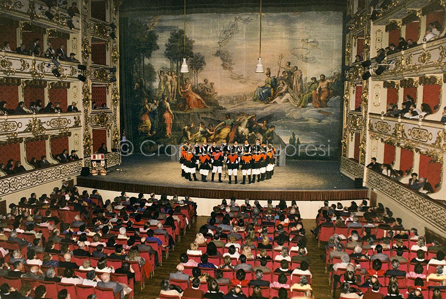 Il coro Barbagia al Teatro Regio di Parma (1990)