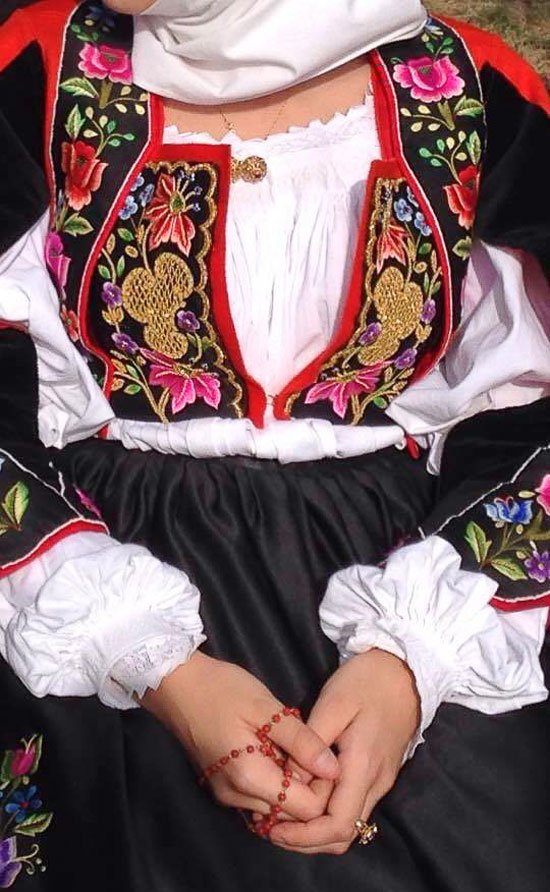 Un dettaglio dell'abito tradizionale di Sarule