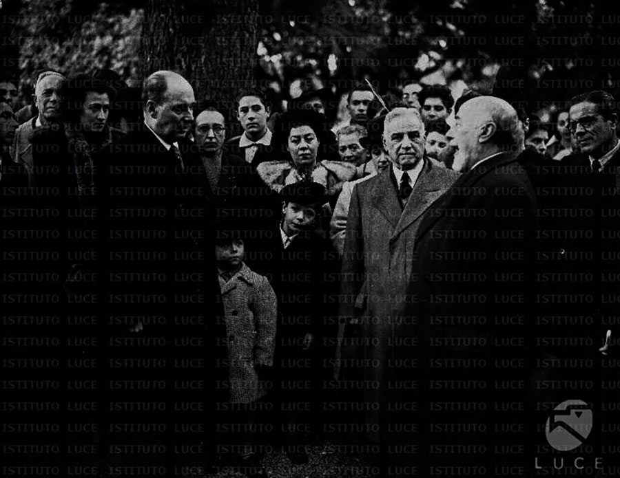 5/12/ 1947, inaugurazione del busto di Grazia Deledda al Pincio con le autorità e il sindaco di Roma, Salvatore Rebecchini, e al centro Amelia Camboni:  (foto Mediateca Roma - Ist. Luce)