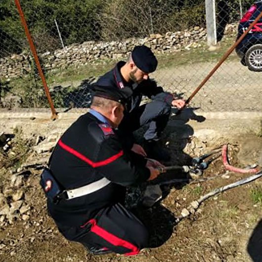 I Carabinieri durante il sequestro dell'impianto di irrigazione abusivo