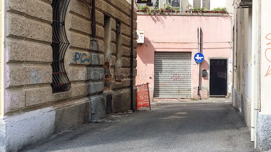 L'imbocco alla via Carducci privo di segnaletica
