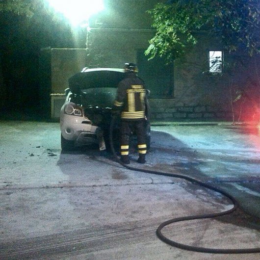 Una delle quattro auto date alle fiamme a Orotelli