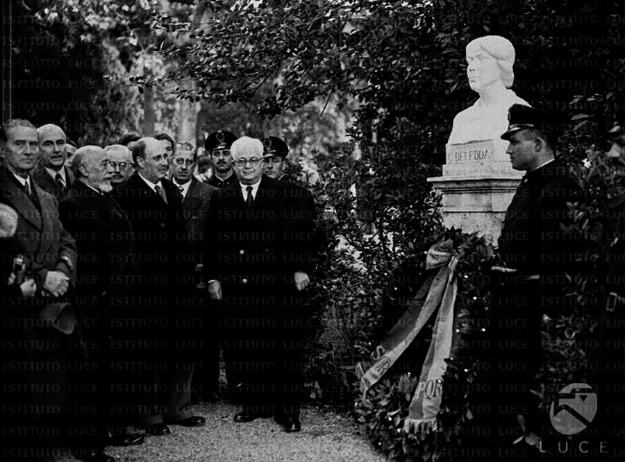 5/12/1947, inaugurazione del busto della Deledda al Pincio (foto Mediateca Roma - Ist. Luce)