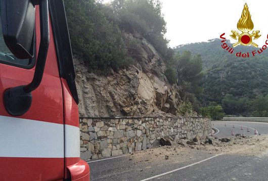 La frana di terriccio sulle due carreggiate della SS129