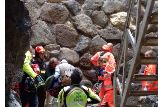 Un momento del soccorso alla turista tedesca